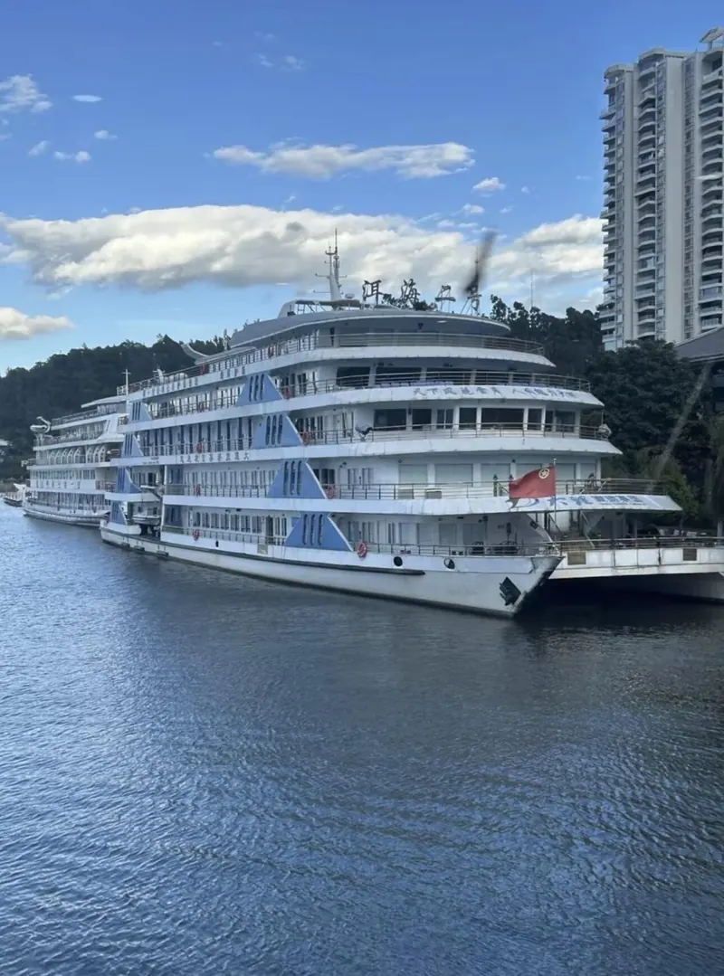 A large sightseeing cruise ship crossing Erhai Lake