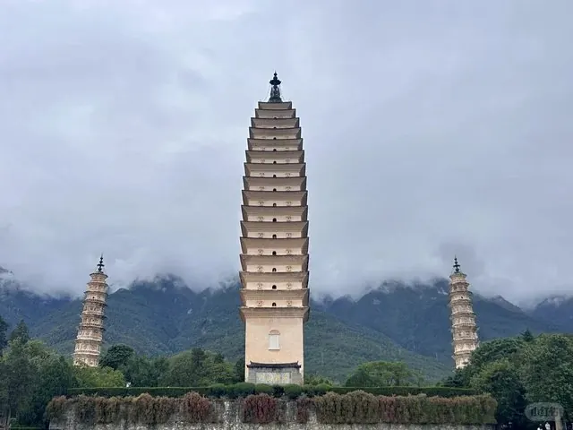The Three Pagodas of Chongsheng Temple before the misty Cangshan mountains