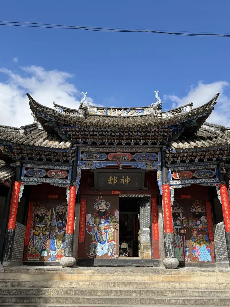 The painted front of a Bai Benzhu temple