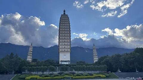 The Three Pagodas before the Cangshan mountains and white clouds