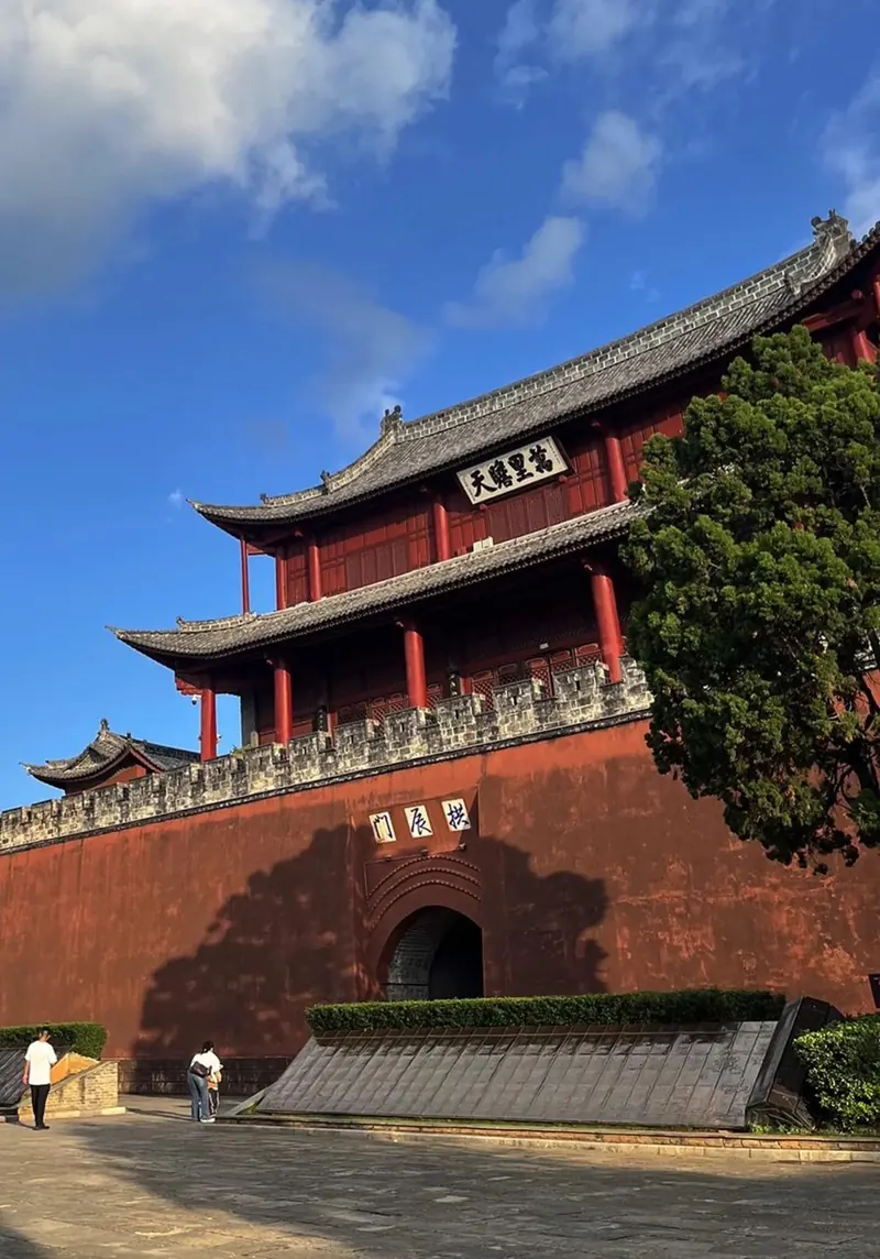 The red Gongchen Tower gate of Weishan Old Town