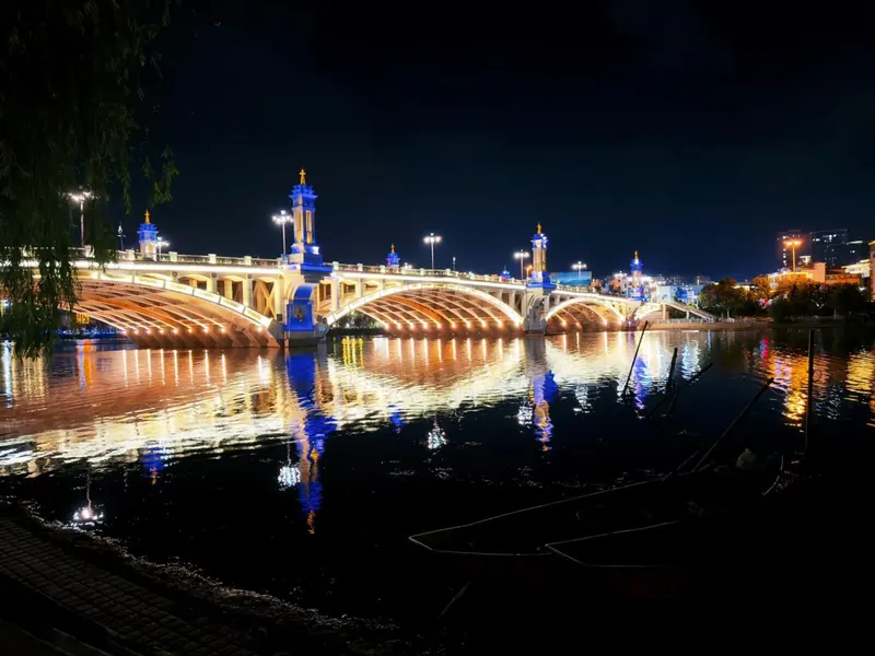 Xingsheng Bridge reflected in the river at night